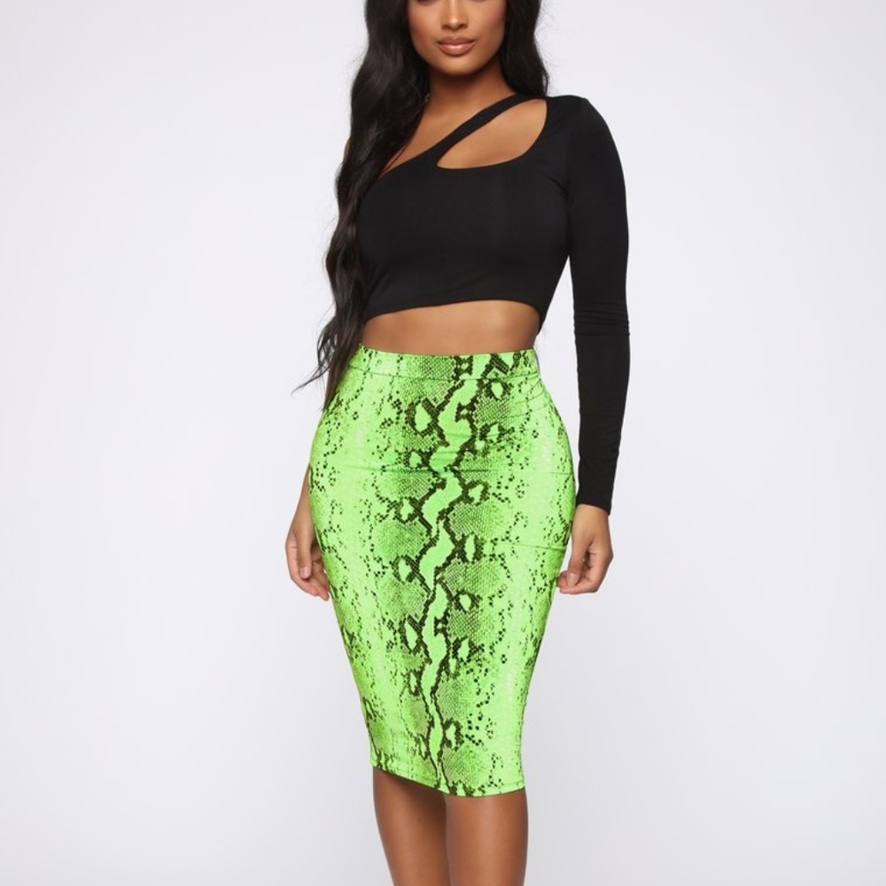 💚 NWT 💚Neon Green Snake skin midi pencil skirt